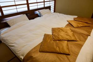 A bed or beds in a room at Seiryu-so