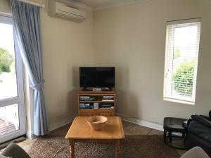 Un televizor și/sau centru de divertisment la Apartment on Thesen Island