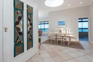Posezení v ubytování Seafront Penthouse - Marine Court Hermanus + 20 fotografií