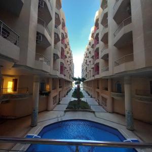 vistas a un patio situado entre 2 edificios de apartamentos en Villa Shams El Bahr, en Hurghada