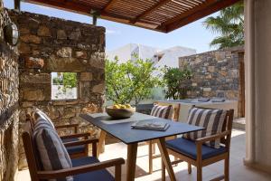Posedenie v ubytovaní St. Nicolas Bay Resort Hotel & Villas