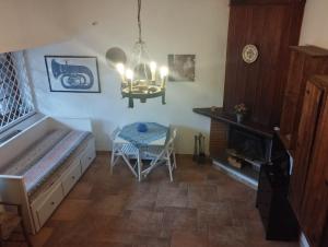 una stanza con un tavolo e una sala da pranzo con un camino di La Casetta degli Innamorati a Sutri