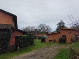un’immagine di una casa con cortile di La Casetta degli Innamorati a Sutri