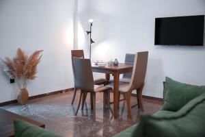 TV a/nebo společenská místnost v ubytování Grec Maison Piraeus by GrecCollection