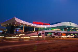 a building at night with cars parked in front of it at Аэропорт apartments in Pokrovka