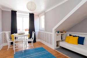 リスボンにあるLisbon Sant'Ana Restelo 1br terraceのソファとテーブルのあるリビングルーム