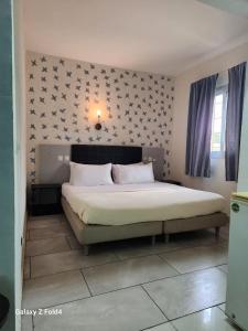 Postel nebo postele na pokoji v ubytování Golden Hôtel