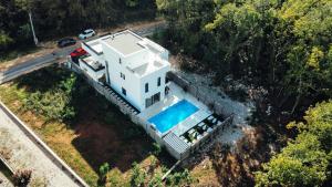 una vista aérea de una casa blanca con piscina en Villa St.Benedict, en Međugorje