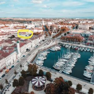 z powietrza widok na port z łodziami i koło ruskie w obiekcie Hyper Centre Port La Rochelle w La Rochelle
