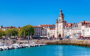 grupa łodzi zakotwiczona w porcie w obiekcie Hyper Centre Port La Rochelle w La Rochelle