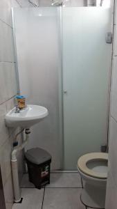 um banheiro com vaso sanitário e pia em SP Hostel em São Paulo mais 2 fotografias