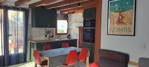 Kuchyň nebo kuchyňský kout v ubytování Maison Cosy classée 3 étoiles proche plages de surf de Contis