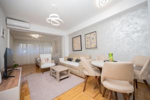 TV a/nebo společenská místnost v ubytování Apartman Klara Podgorica