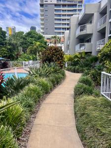 een wandelpad voor een gebouw bij Beautiful Broadbeach Living! in Gold Coast