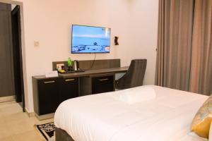 TV a/nebo společenská místnost v ubytování MacDestly Hotel