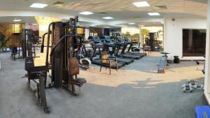 Fitness centrum a/nebo fitness zařízení v ubytování MacDestly Hotel