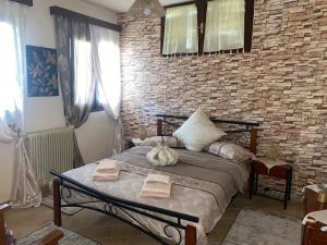 Ένα ή περισσότερα κρεβάτια σε δωμάτιο στο Venias Lake House Apartments 1