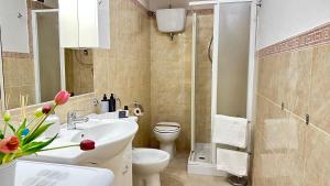 Un baño con lavabo, inodoro y ducha. en Tropea Vicoli Storici Rota, en Tropea 41 fotos más