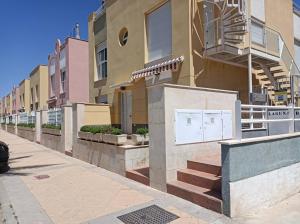 eine Reihe von Apartmenthäusern in einer Stadtstraße in der Unterkunft Vera Playa Apto 1-4 Personas Piscina Parking WI-FI in Playas de Vera