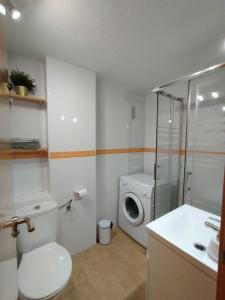 ein Badezimmer mit Toilette und Waschmaschine in der Unterkunft Torrox Costa Loft Playa Wi-Fi Paseo Marítimo in Torrox