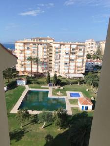 ein großes Apartmenthaus mit großem Pool in der Unterkunft Torrox Costa Loft Playa Wi-Fi Paseo Marítimo in Torrox