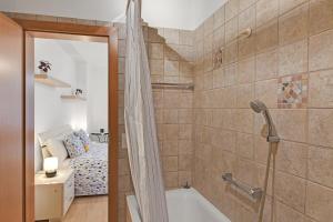 un bagno con doccia e vasca da bagno di Lugano Bay View a Cademario