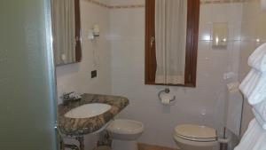 Koupelna v ubytování Albergo "da Tosca" + 14 fotografií