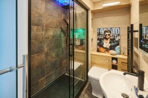 ブライトン＆ホーブにあるHost & Stay - Regency Square Apartmentのシャワー、トイレ、洗面台を備えたバスルーム