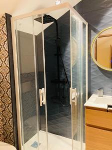 MontamiséにあるMaison à la campagne proche du futuroscope, Aquascope 6persの浴室のガラス扉付きシャワー