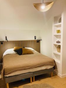 MontamiséにあるMaison à la campagne proche du futuroscope, Aquascope 6persの木製のヘッドボードが付いたベッドのある寝室