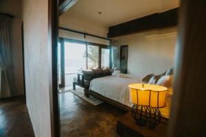 Postel nebo postele na pokoji v ubytování Areeya Beachfront Villas Pranburi + 71 fotografií