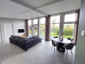 Μια τηλεόραση ή/και κέντρο ψυχαγωγίας στο Comfort bungalow met jacuzzi 01