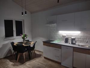 Η κουζίνα ή μικρή κουζίνα στο Comfortable holiday homes, swimming pool, Rewal +11 φωτογραφίες