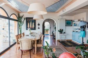 a dining room with a table and chairs at Villa Vernazza 5Terre & Versilia! in Castelnuovo Magra