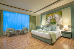 ネゴンボにあるGrandeeza Hotel by Galisonのベッドルーム1室(ベッド1台、テーブル、椅子付) +37枚の写真