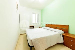 ein weißes Schlafzimmer mit einem Bett und einer Kommode in der Unterkunft Villa con piscina Maracuja - Torre Dell'Orso in Torre dell'Orso