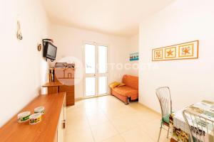 ein Wohnzimmer mit Tisch und Couch in der Unterkunft Villa con piscina Maracuja - Torre Dell'Orso in Torre dell'Orso