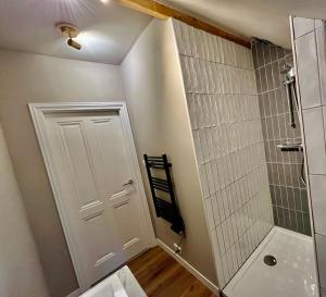 SuawoudeにあるHeerlijke boerderijwoningのバスルーム(シャワー、白いドア付) +12枚の写真