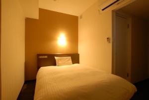 Postel nebo postele na pokoji v ubytování AB Hotel Kanazawa