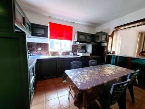 Kuchyň nebo kuchyňský kout v ubytování Villa Mauricienne à Calodyne - Piscine privée - 200m plage