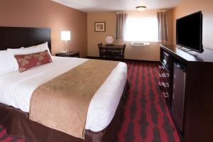 Tempat tidur dalam kamar di Americas Best Value Inn & Suites-Forest Grove/Hillsboro