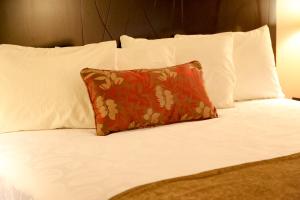 Postel nebo postele na pokoji v ubytování Americas Best Value Inn & Suites-Forest Grove/Hillsboro