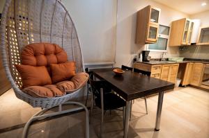 Η κουζίνα ή μικρή κουζίνα στο One bedroom apartment at Mivida Boulevard +22 φωτογραφίες