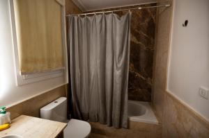 Ένα μπάνιο στο One bedroom apartment at Mivida Boulevard