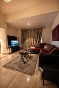 Μια τηλεόραση ή/και κέντρο ψυχαγωγίας στο One bedroom apartment at Mivida Boulevard