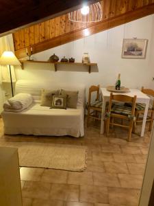 un soggiorno con un letto e un tavolo di Appartamento mansardato centrale Limone Piemonte a Limone Piemonte