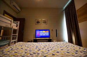 Μια τηλεόραση ή/και κέντρο ψυχαγωγίας στο Two bedroom apartment at Mivida Boulevard