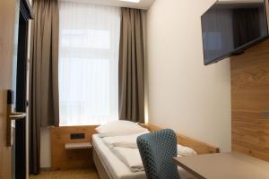 ein Hotelzimmer mit Sofa und Fenster in der Unterkunft Hotel Ross in Meißen