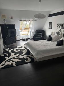 Postel nebo postele na pokoji v ubytování Le Blockhaus de Domléger et Spa