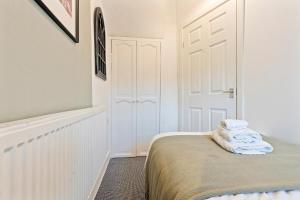 Gallery image of Yasmins Cosy 3 Bed Home - Brand New, FREE Parking - Hosted by Stay Host Save in Abertillery